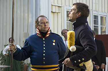 Två män i uniform från teaterföreställningen Härnösand i krig och kärlek