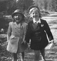 Bild på två glada flickor