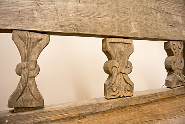 Bild av ornamentiken på bänkens ryggstöd.