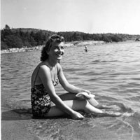 Bild på ung kvinna på strand